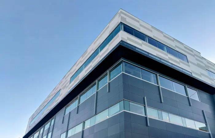 Un edifico de oficinas con vista de abajo hacia arriba.